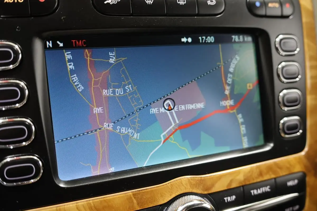 Écran GPS central de la Bentley Continental Flying Spur 2006 avec contour en bois clair et boutons noirs latéraux.