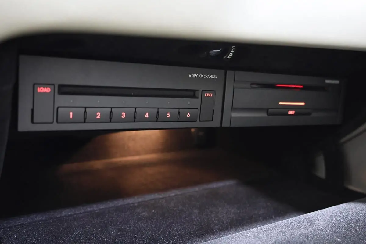 Gros plan sur le lecteur CD 6 disques intégré dans la console de la Bentley Continental Flying Spur 2006.