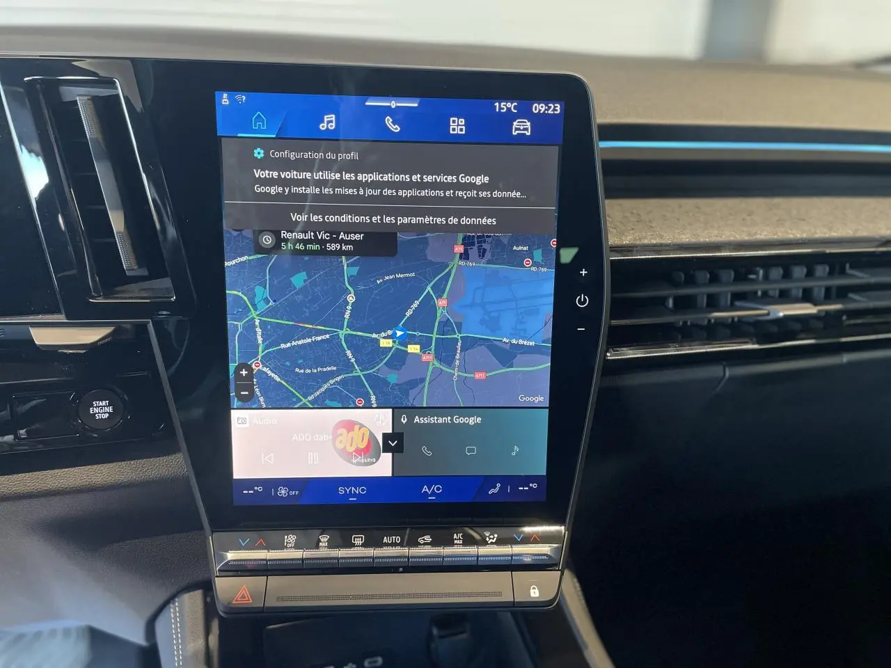 Écran tactile central vertical affichant la navigation Google dans l’habitacle du Renault Rafale 2025.