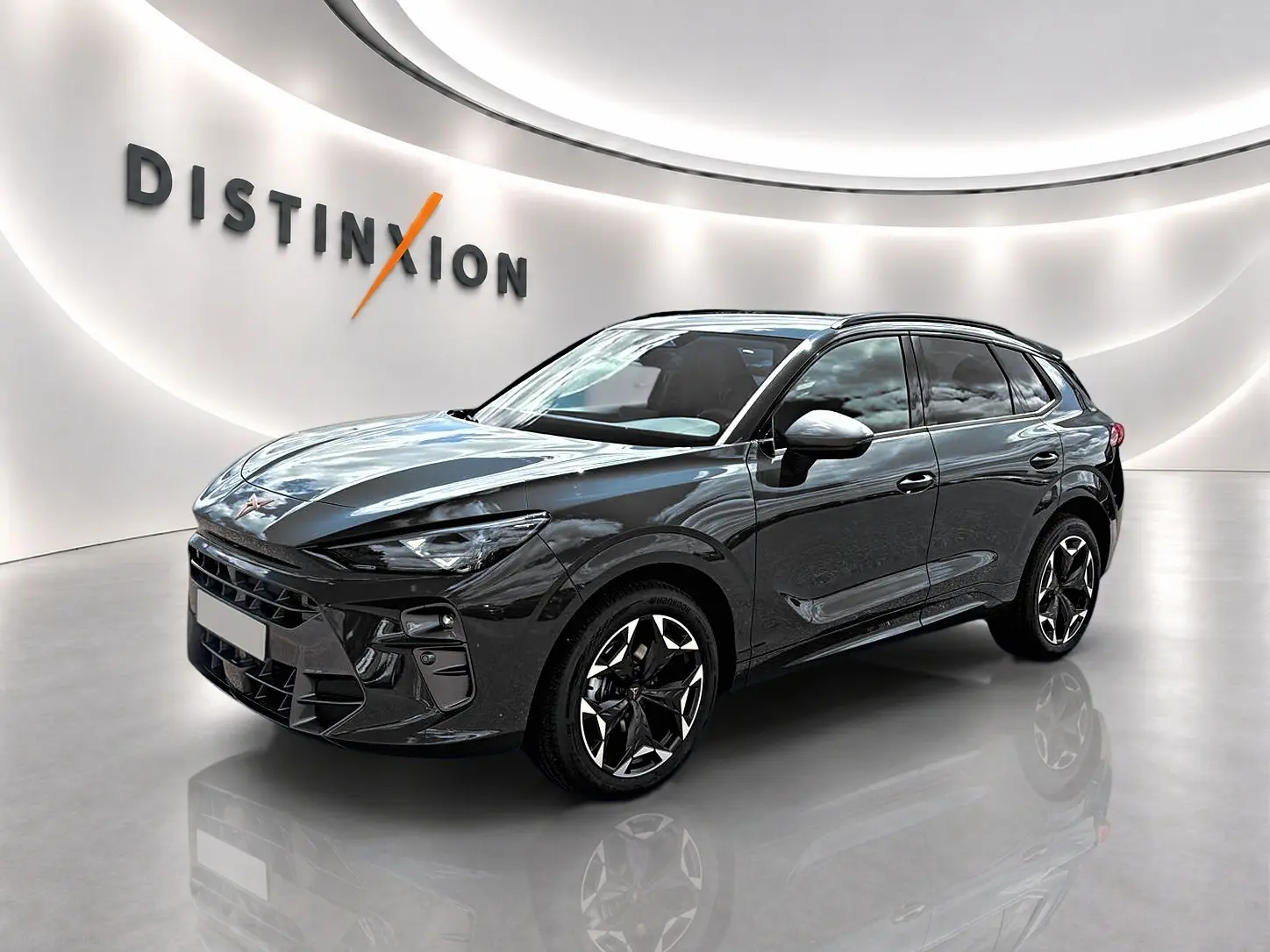 Vue 3/4 avant droite d'un CUPRA TERRAMAR 1.5 etsi hybrid bleu fjord avec jantes 19 pouces et toit noir.