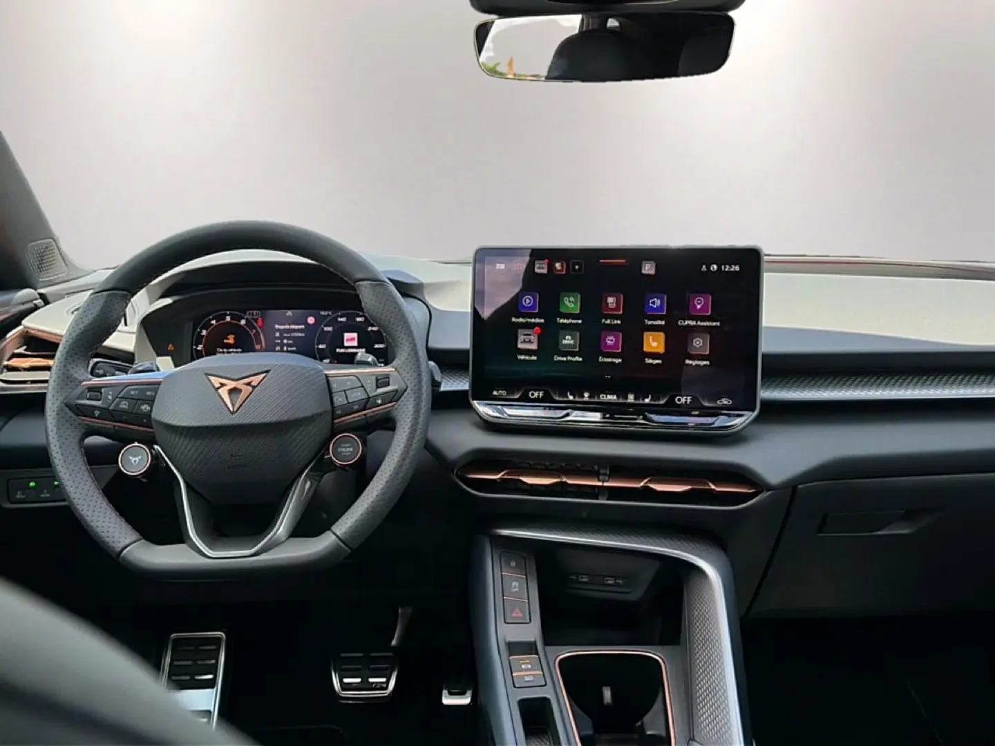 Vue intérieure du poste de conduite de la CUPRA TERRAMAR 1.5 etsi hybrid avec volant cuir multifonction et écran tactile central.