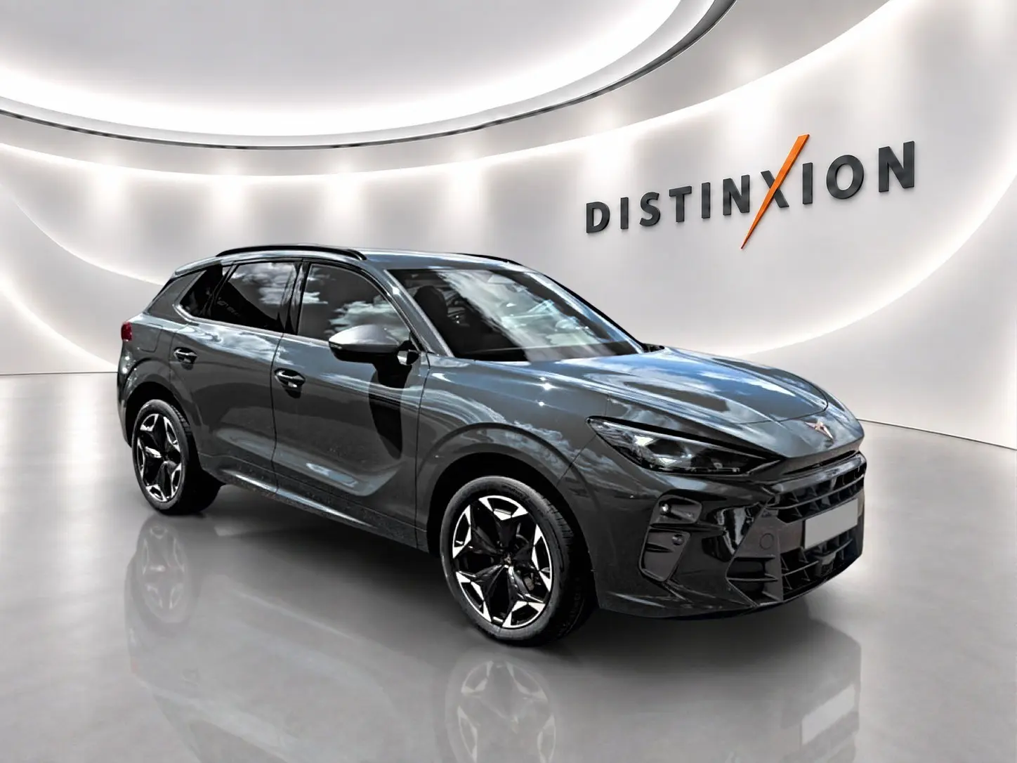 Vue 3/4 avant droite d'un SUV CUPRA Terramar bleu fjord avec jantes 19 pouces et toit noir dans un showroom lumineux.