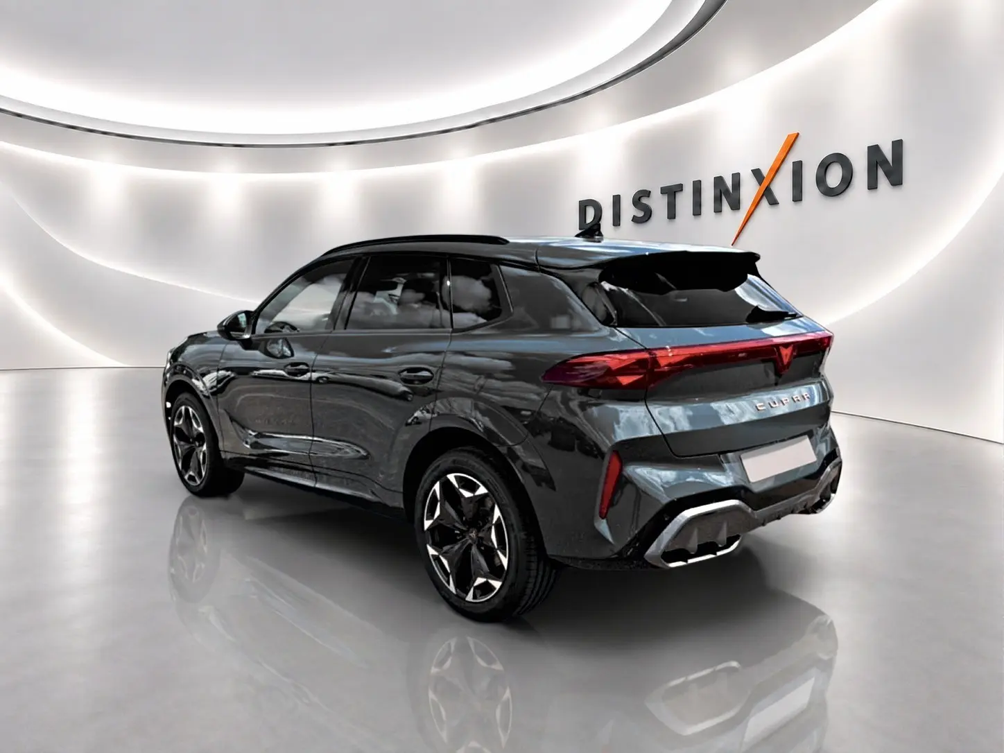 Vue 3/4 arrière droite d'une CUPRA TERRAMAR bleu fjord avec jantes 19 pouces et feux arrière LED dans un showroom.