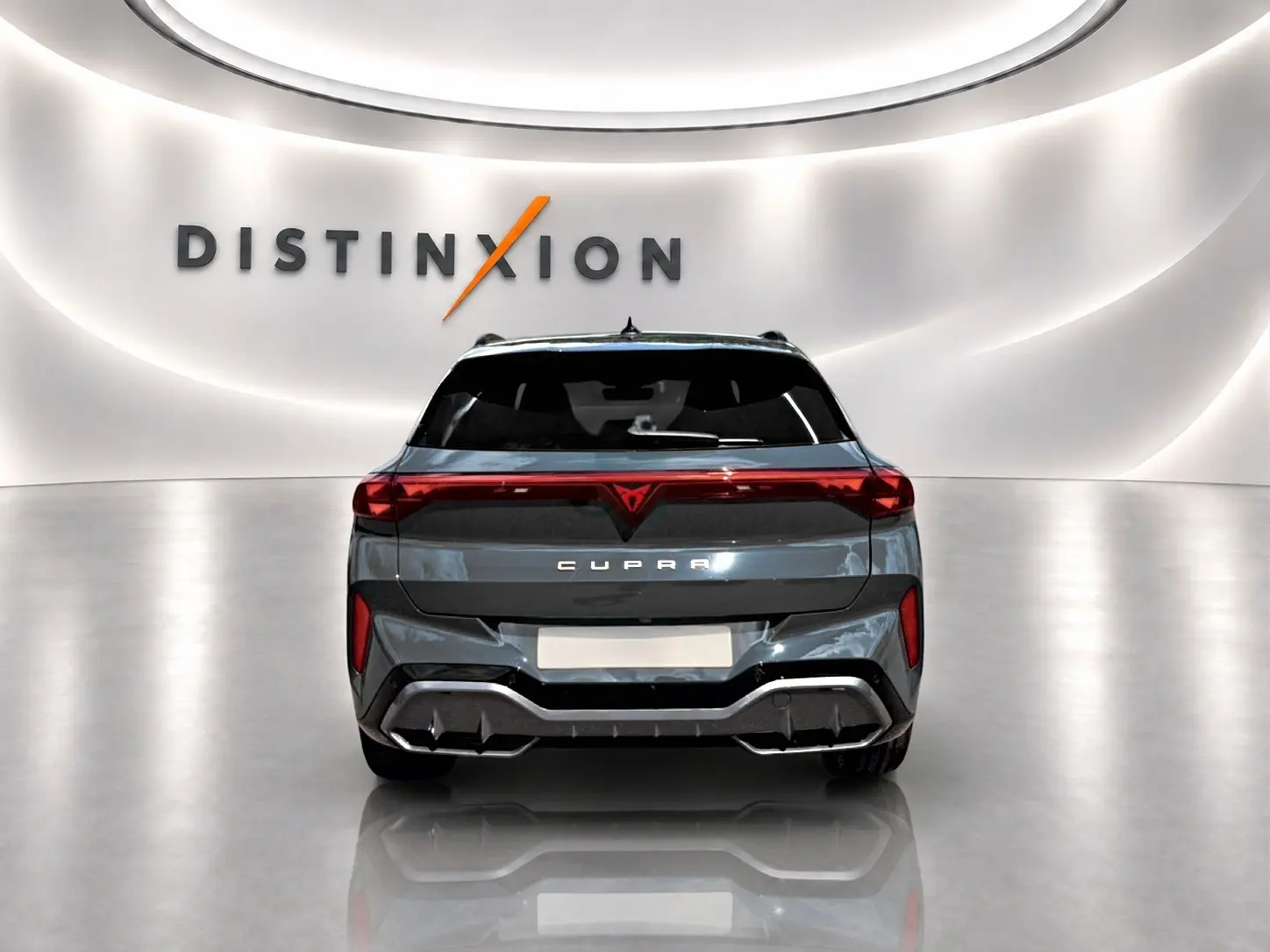 Vue arrière d'une CUPRA TERRAMAR bleu fjord 2026 dans un showroom avec logo Distinxion en fond.