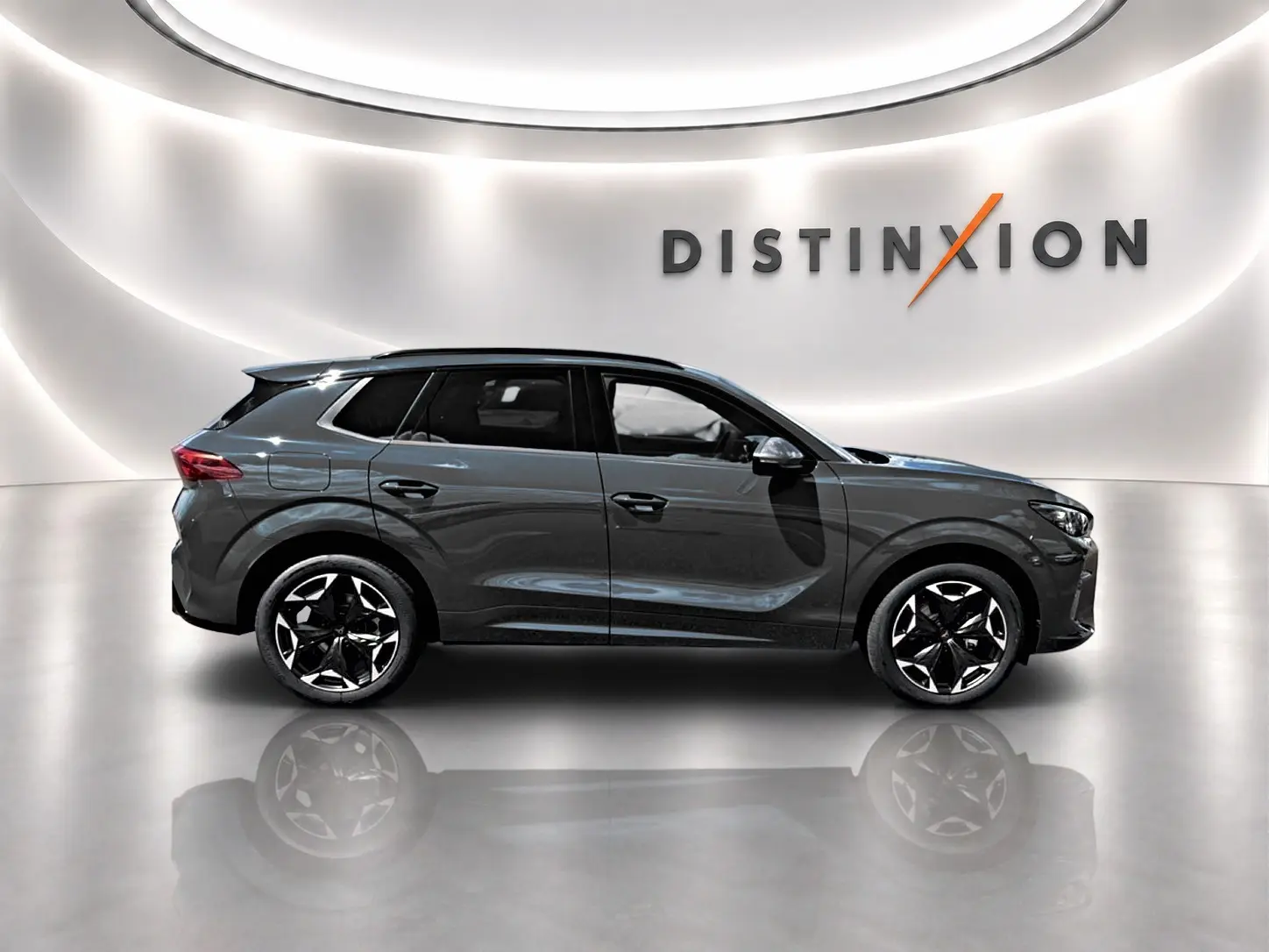 Vue de profil côté gauche du SUV CUPRA TERRAMAR bleu fjord avec jantes 19 pouces et toit noir dans un studio lumineux.