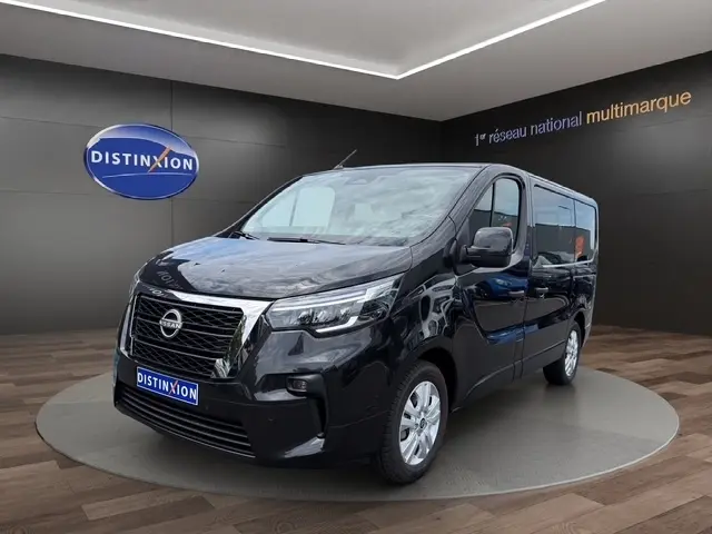 Nissan Primastar noir en 3/4 avant droit, avec calandre chromée et feux LED, présenté en showroom Distinxion.