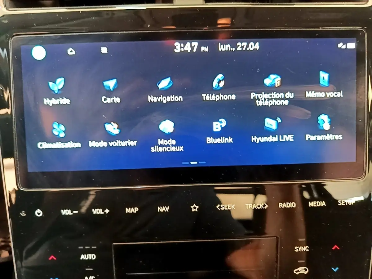 Écran tactile central du Hyundai Tucson 1.6 Hybrid 230 Creative affichant les options de navigation et connectivité.