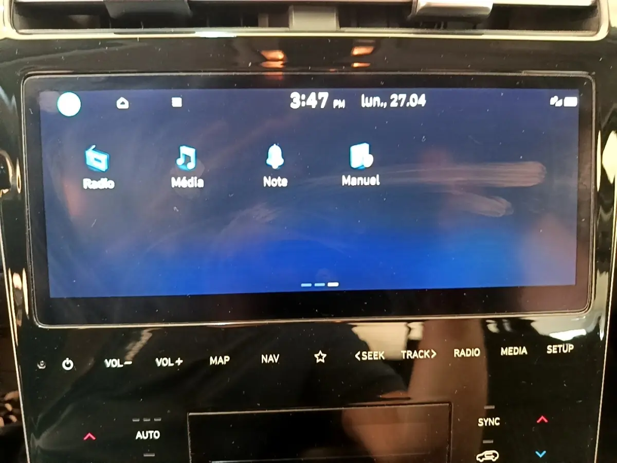 Écran tactile central du tableau de bord du Hyundai Tucson gris foncé, vue rapprochée de face.