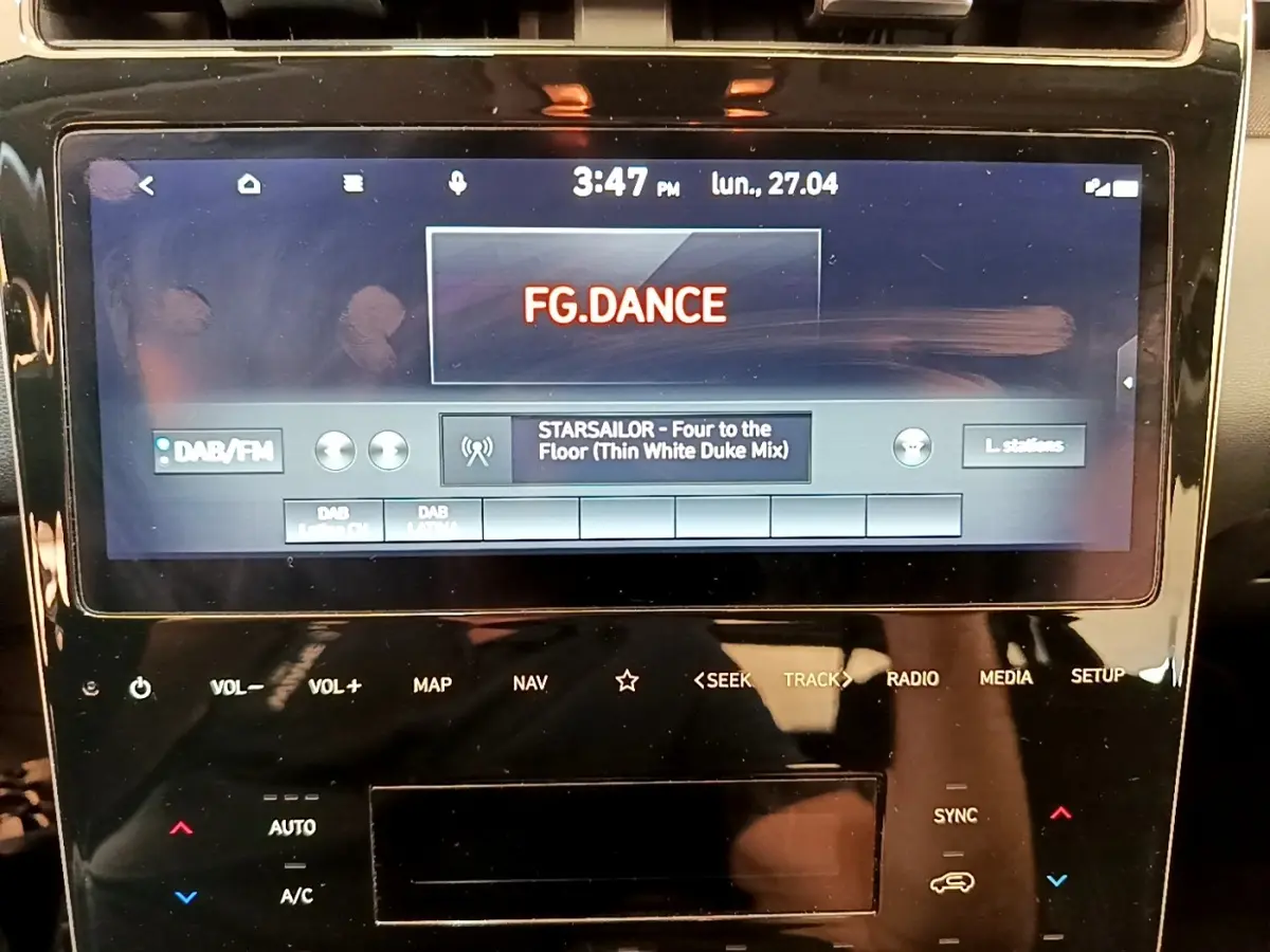 Écran tactile central du tableau de bord du Hyundai Tucson gris foncé, affichant la radio FG.DANCE.