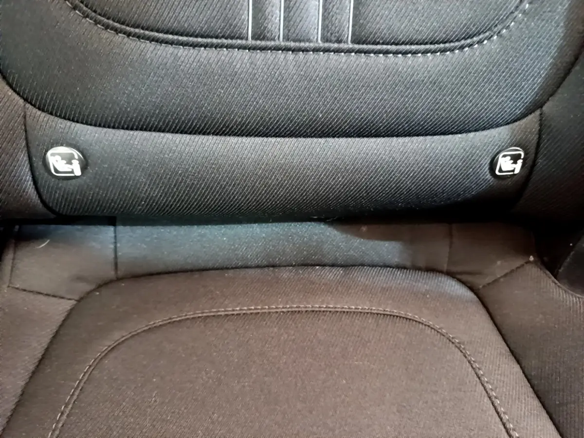 Vue rapprochée des attaches Isofix sur la banquette arrière en tissu noir du Hyundai Tucson 2022.