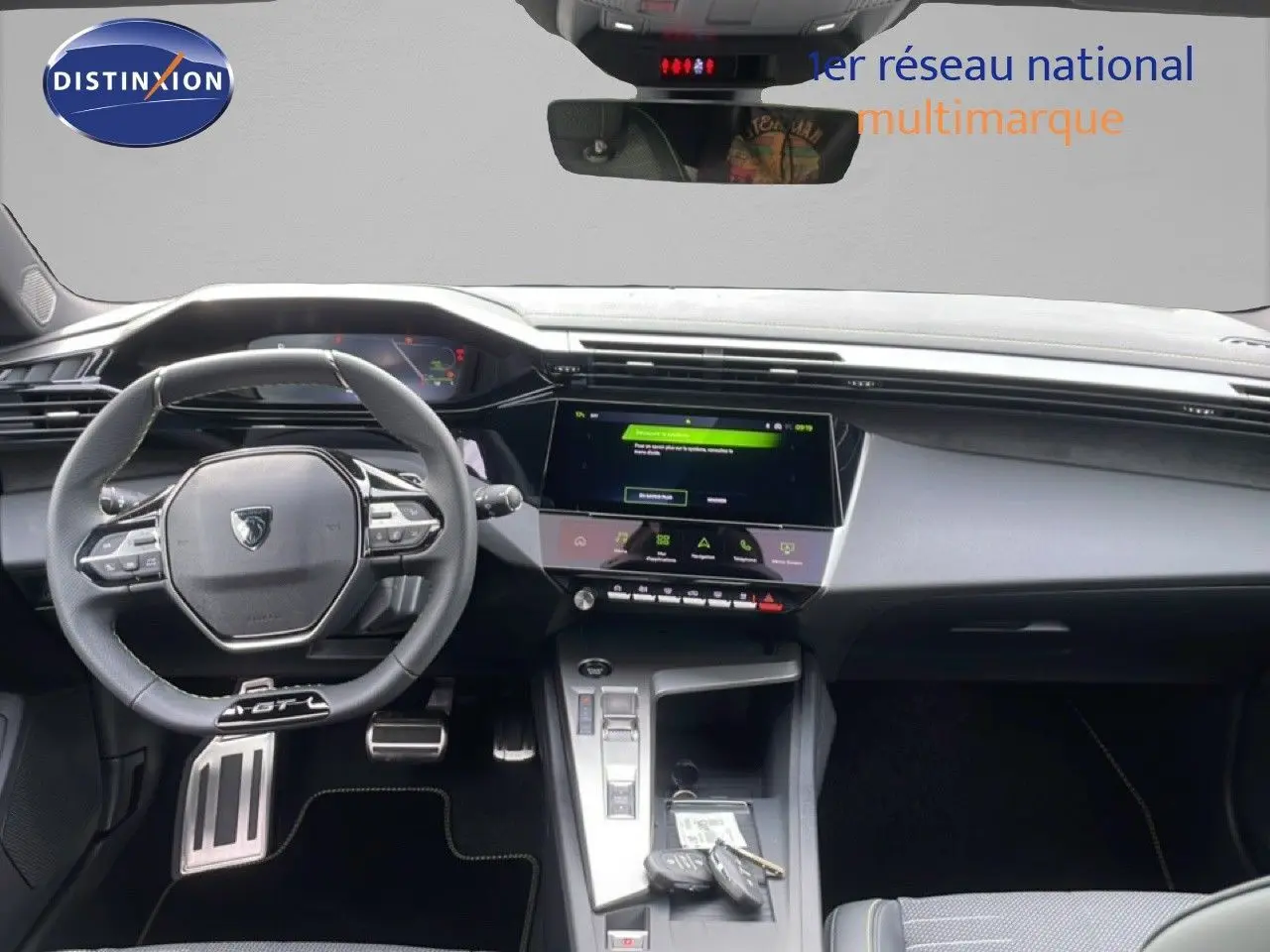 Vue intérieure du tableau de bord et volant cuir noir de la Peugeot 308 1.2 Hybrid 145ch GT, avec écran tactile central.
