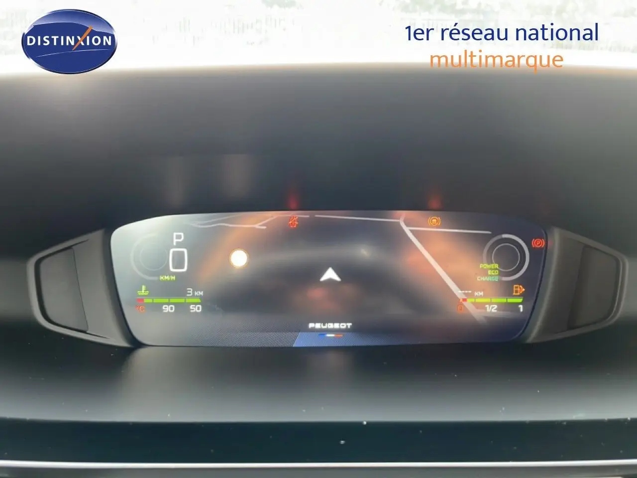 Tableau de bord numérique du Peugeot 308 gris Selenium, affichant les indicateurs de vitesse et d'énergie en vue frontale.