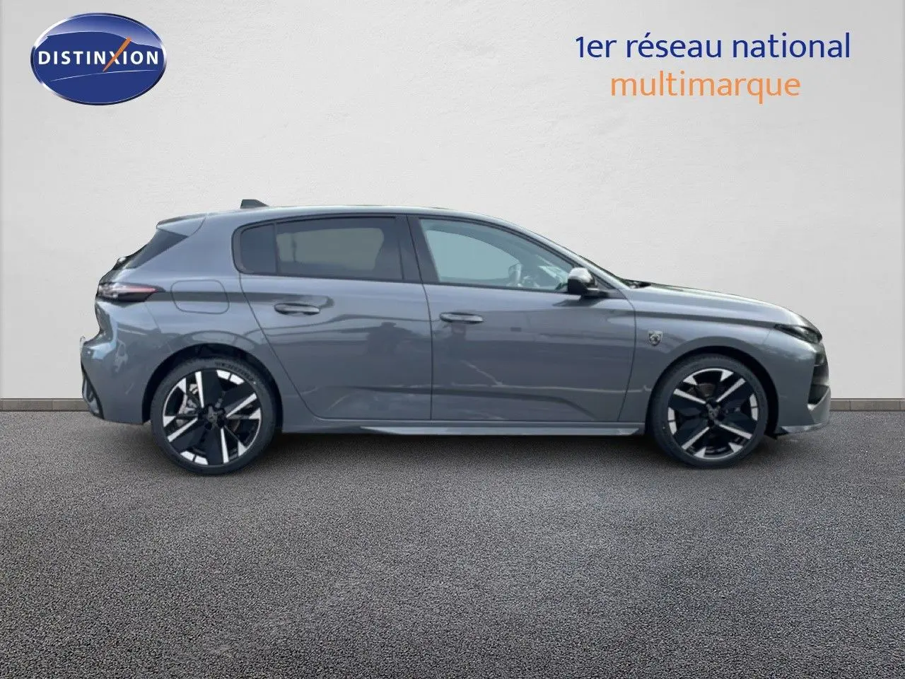 Peugeot 308 1.2 Hybrid 145ch gris sélénium métal vue de profil côté gauche, jantes noires et grises distinctives.