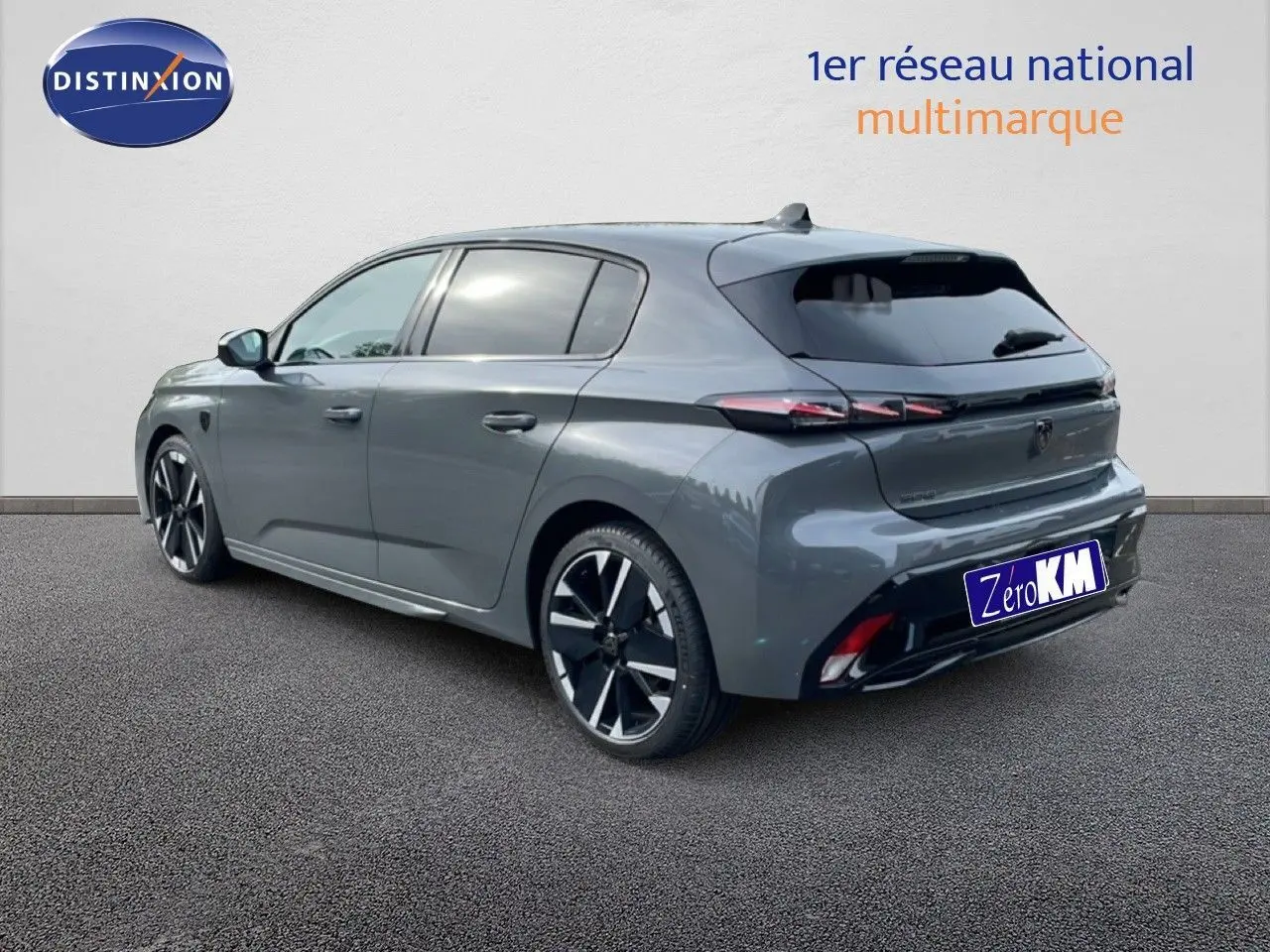 Vue 3/4 arrière droite d'une Peugeot 308 gris selenium métal avec jantes noires et vitres teintées.