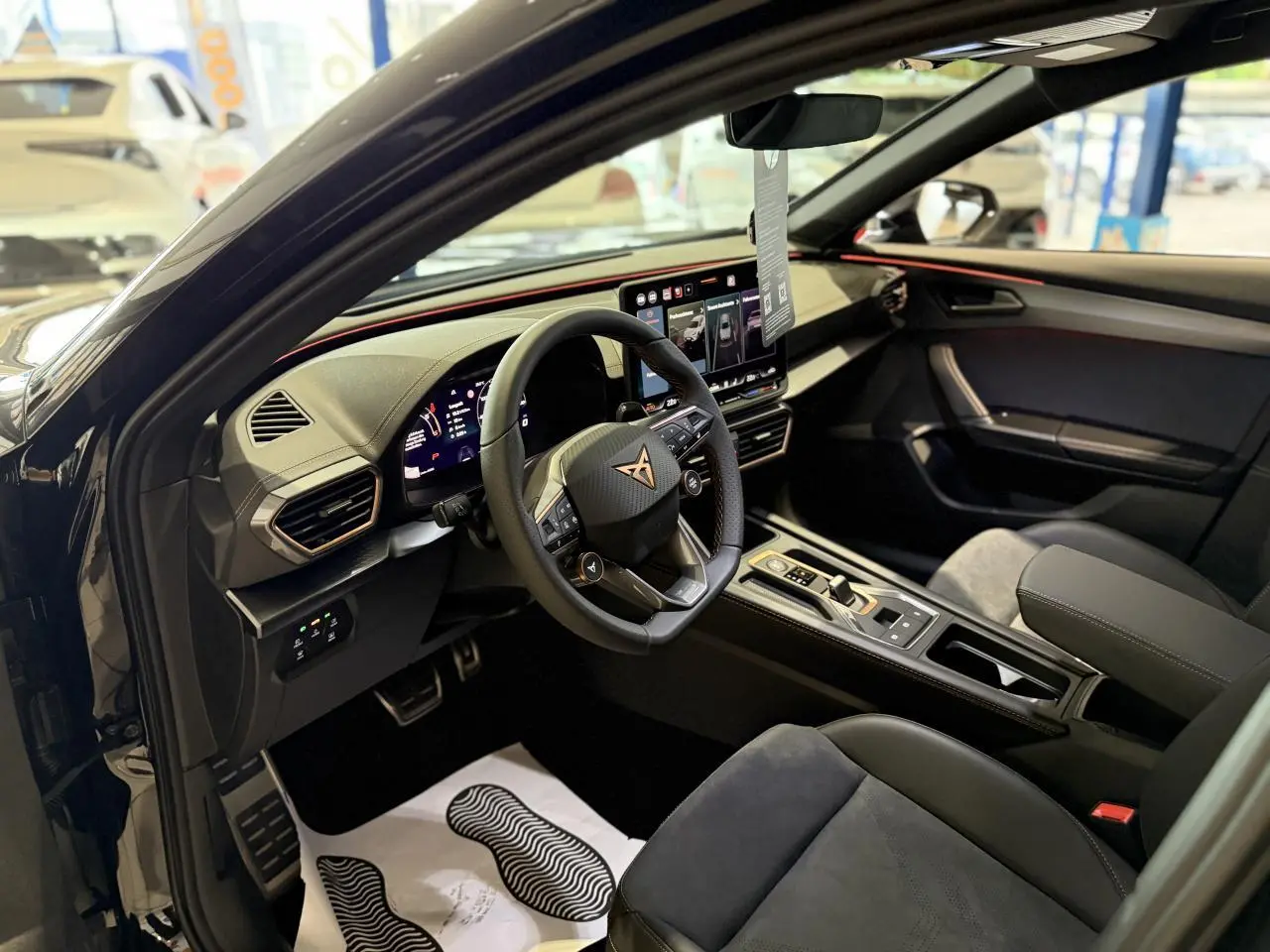 Intérieur avant du CUPRA Formentor noir Night, vue côté conducteur avec tableau de bord numérique et volant sport.
