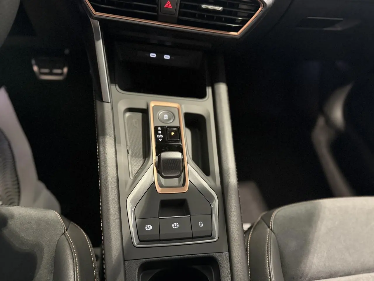 Vue rapprochée de la console centrale du CUPRA Formentor noir Night avec levier de vitesses et surpiqûres cuivrées.