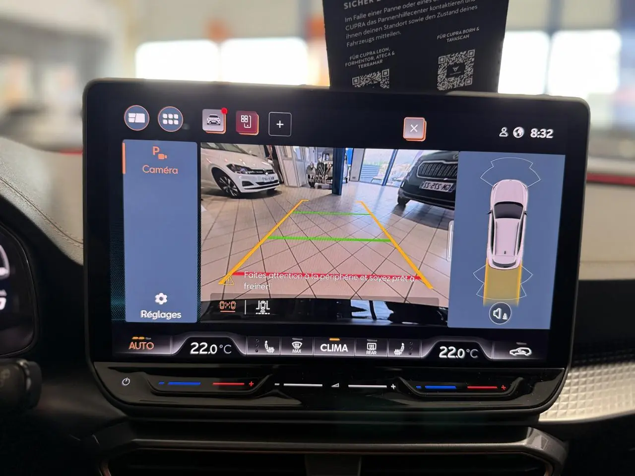 Écran tactile intérieur affichant la caméra de recul du CUPRA Formentor noir Night avec aides au stationnement.