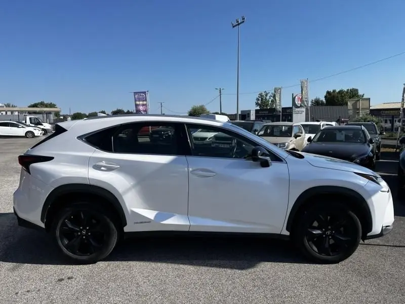 Profil côté gauche du Lexus NX 300H blanc nacré avec jantes noires et lignes anguleuses marquées.