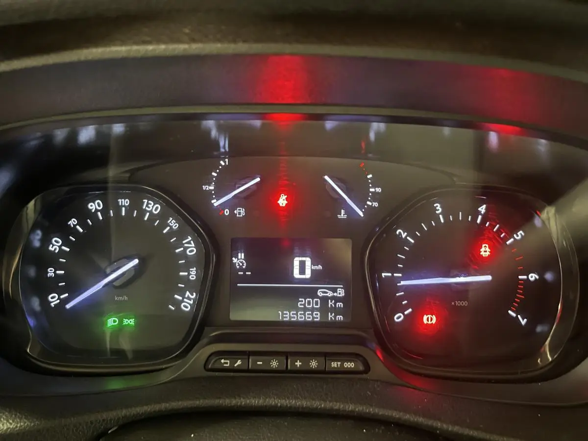 Tableau de bord du Peugeot Expert Fourgon 2020 montrant compteur, compte-tours et écran digital allumés.