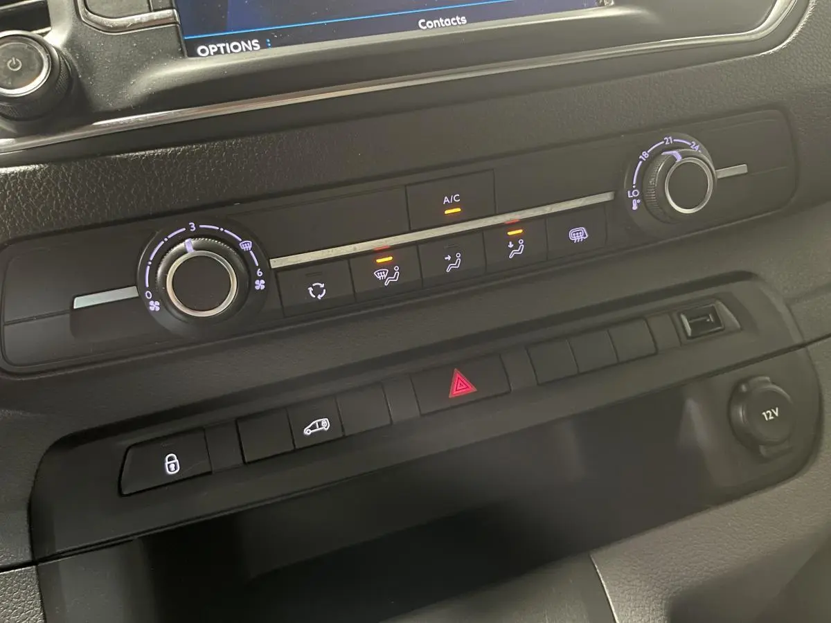 Tableau de bord du Peugeot Expert Fourgon 2020, vue rapprochée des commandes de climatisation et boutons fonctionnels.