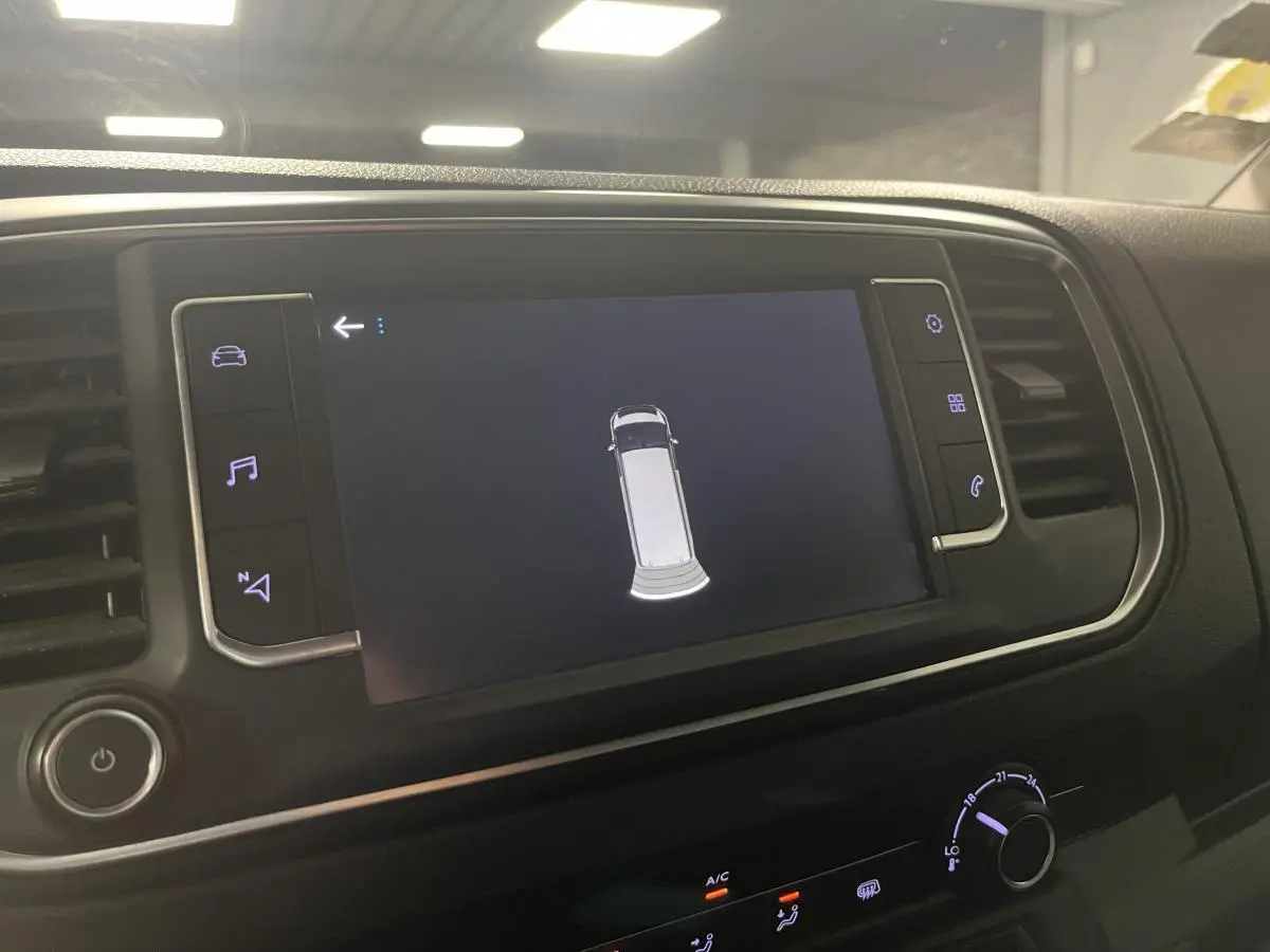 Écran tactile 7 pouces affichant la navigation 3D dans l'habitacle noir du Peugeot Expert Fourgon blanc.