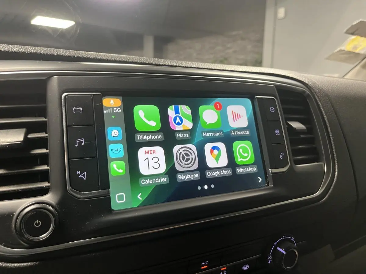 Écran tactile 7 pouces du Peugeot Expert Fourgon blanc 2020 affichant navigation 3D et applications connectées.