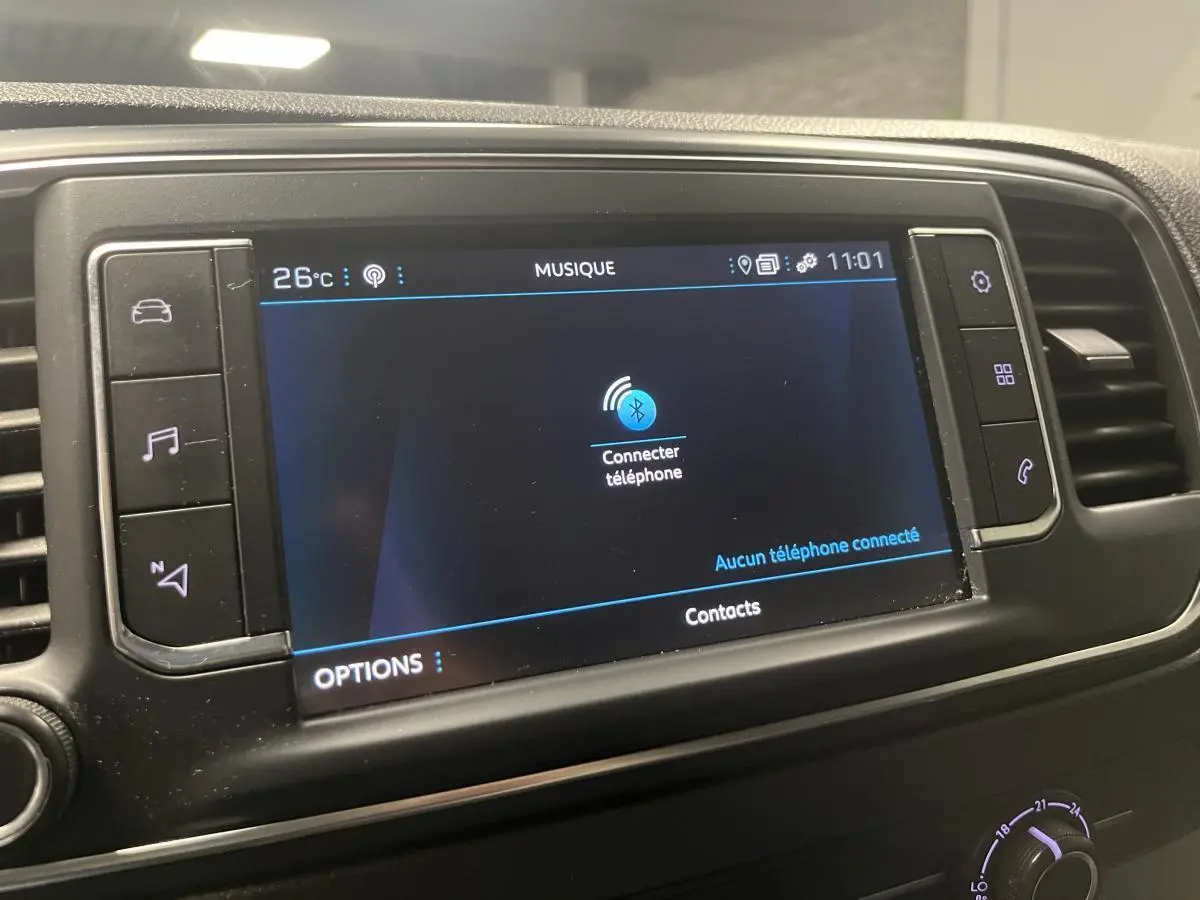 Écran tactile 7 pouces du tableau de bord du Peugeot Expert Fourgon blanc, affichant la connexion Bluetooth téléphone.