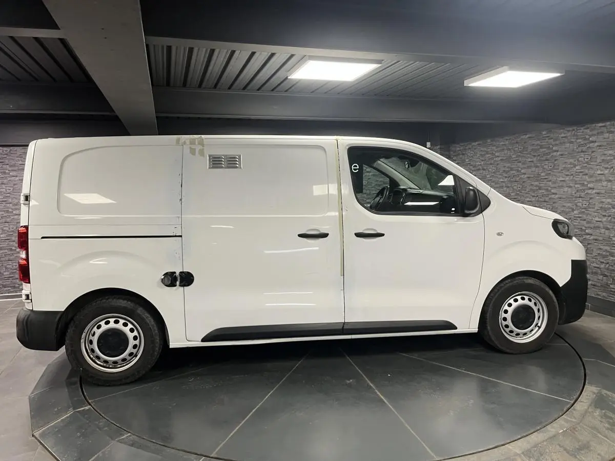 Profil côté droit d'un fourgon blanc Peugeot Expert Standard 2020 avec portes tôlées et roues acier noires.