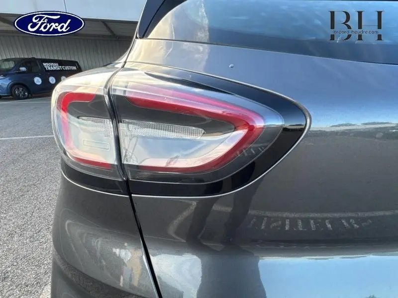 Gros plan sur le feu arrière gauche du Ford Puma 1.0 EcoBoost gris métallisé, soulignant son design moderne et épuré.