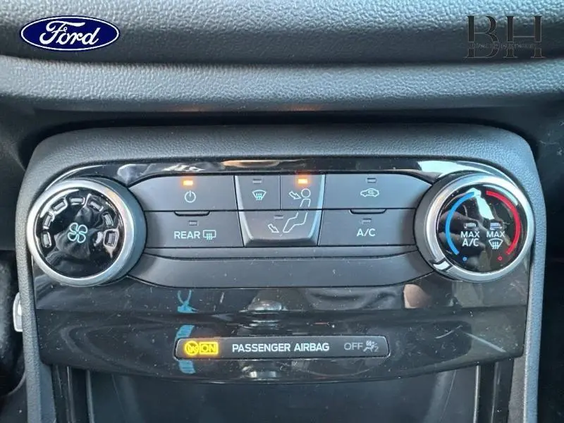 Panneau de commande de climatisation du Ford Puma 2021 en Fashion Gris, avec réglages ventilateur et température visibles.