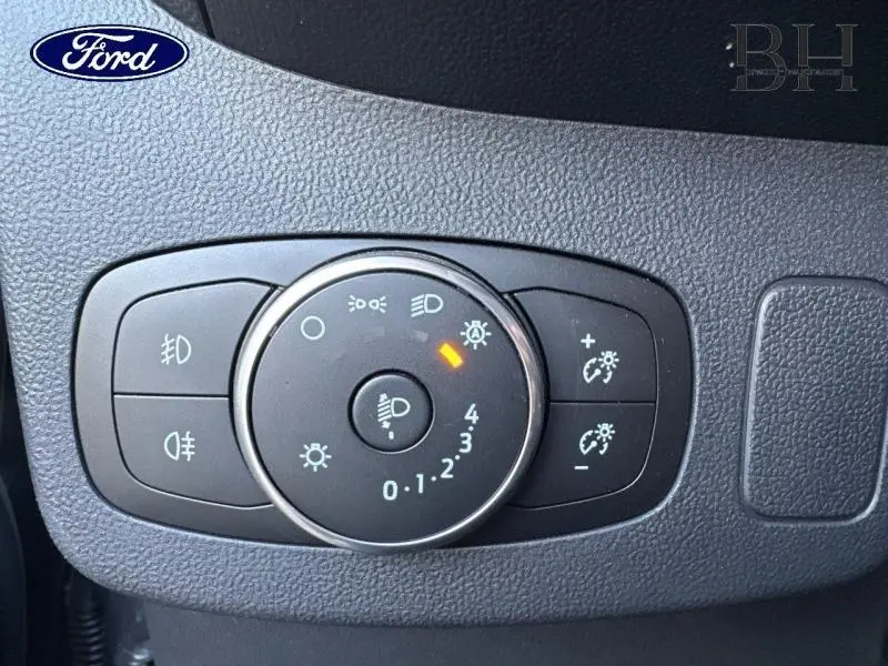 Gros plan sur la molette de réglage des phares du Ford Puma 1.0 EcoBoost gris, avec indicateur de niveau d'éclairage activé.