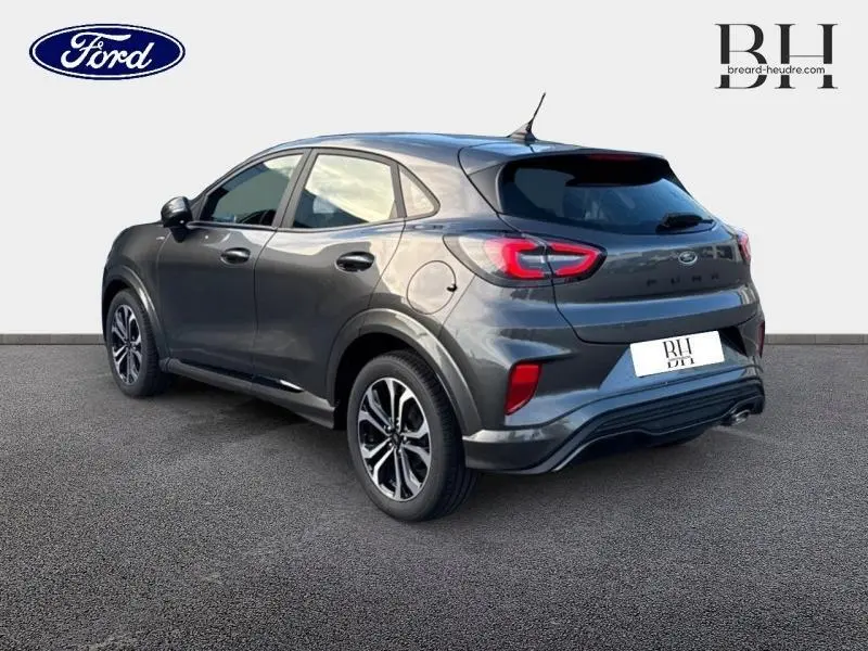 Ford Puma 1.0 EcoBoost gris métallisé vu en 3/4 arrière droit avec feux LED et jantes alliage distinctives.