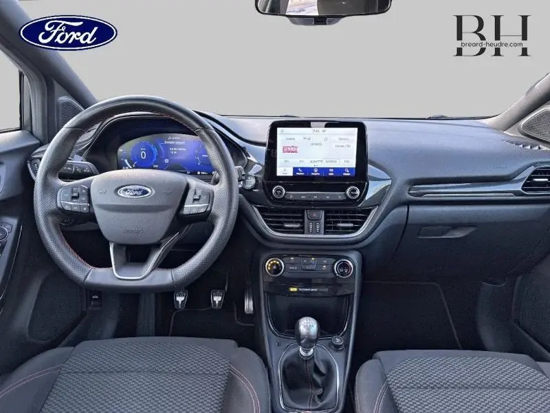 Vue intérieure avant du Ford Puma 1.0 EcoBoost 2021 avec tableau de bord numérique et volant multifonction noir.