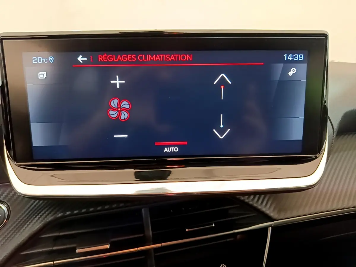 Écran tactile 10 pouces du tableau de bord de la Peugeot 208 blanc, affichant les réglages de climatisation