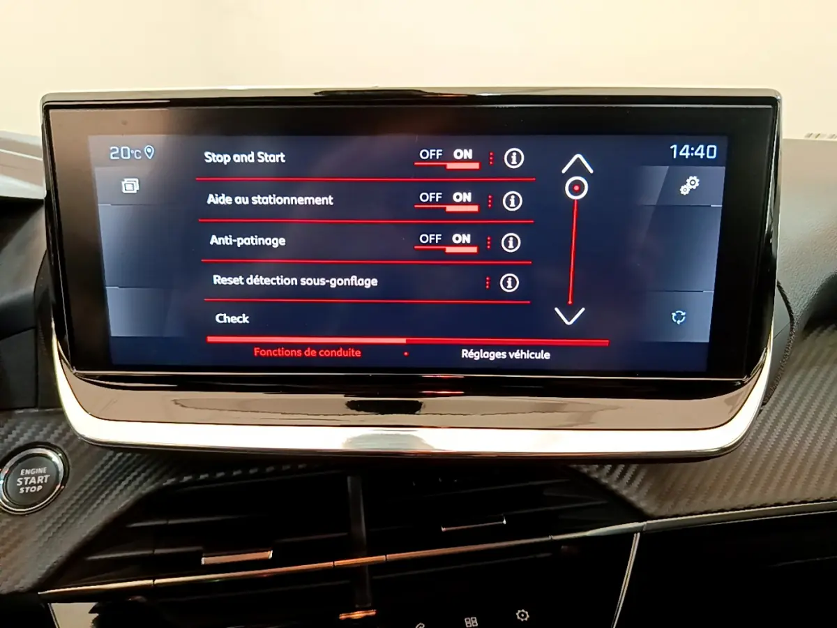 Écran tactile central de la Peugeot 208 blanc 2020 affichant les réglages d'aide à la conduite et stationnement.