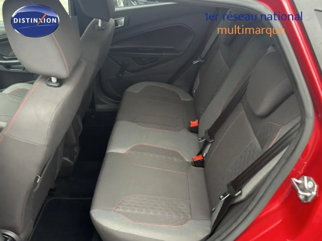Vue côté droit des sièges arrière gris avec surpiqûres rouges dans une Ford Fiesta rouge de 2017.