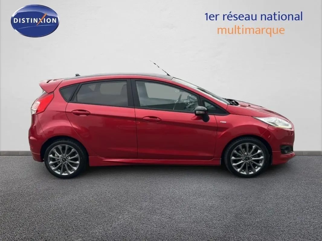 Profil côté gauche d'une Ford Fiesta rouge 2017 ST-Line avec jantes alliage 16 pouces sur fond neutre.