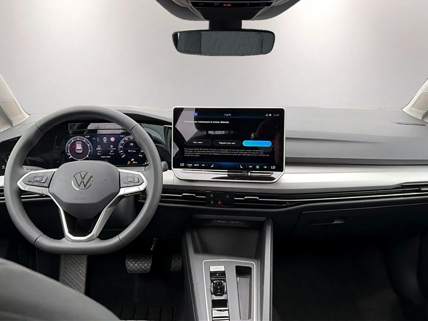 Vue intérieure avant de la Volkswagen Golf 1.5 etsi evo2 116 life dsg7 2026, tableau de bord moderne avec écran tactile central.