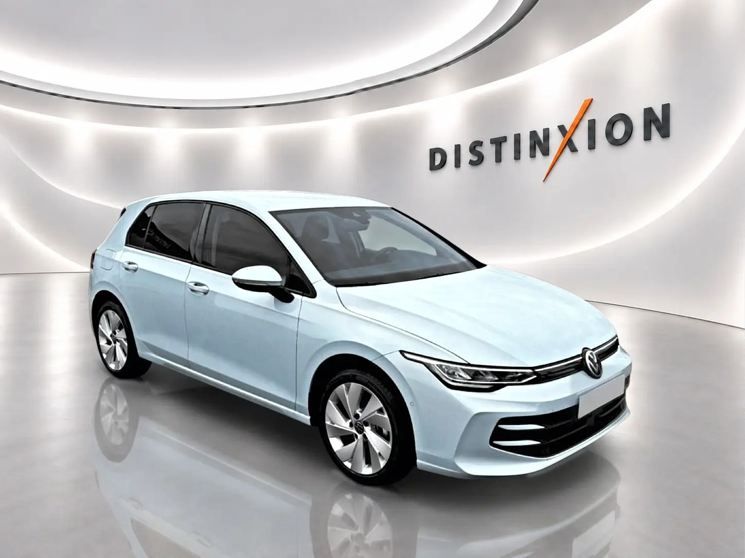 Volkswagen Golf 1.5 ETSI Evo2 bleu glacier en 3/4 avant droit dans un showroom lumineux avec logo Distinxion.