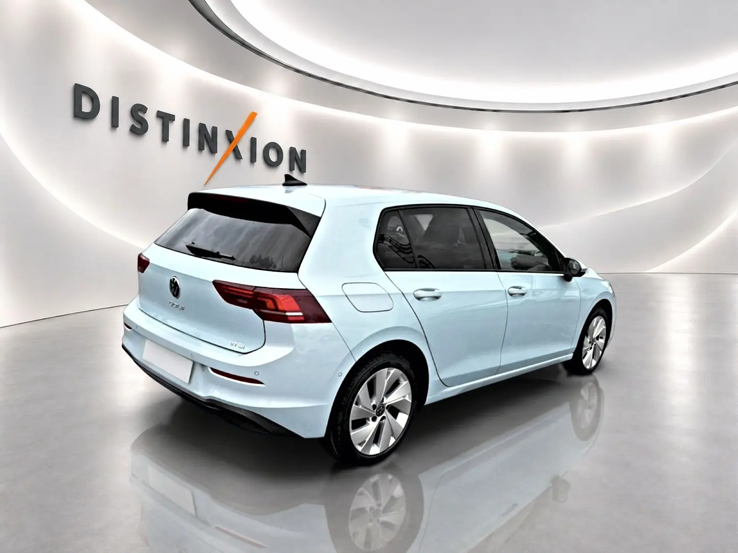 Volkswagen Golf 1.5 ETSI evo2 bleu glacier vue 3/4 arrière droit en intérieur showroom lumineux.