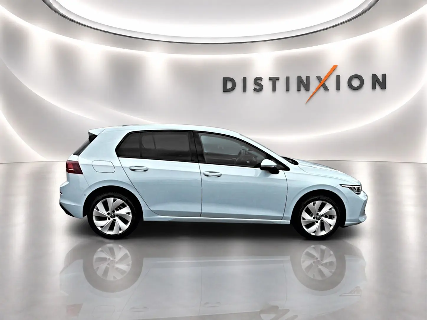 Vue latérale droite d'une Volkswagen Golf 1.5 etsi evo2 116 life dsg7 bleu glacier sur fond blanc avec logo Distinxion.