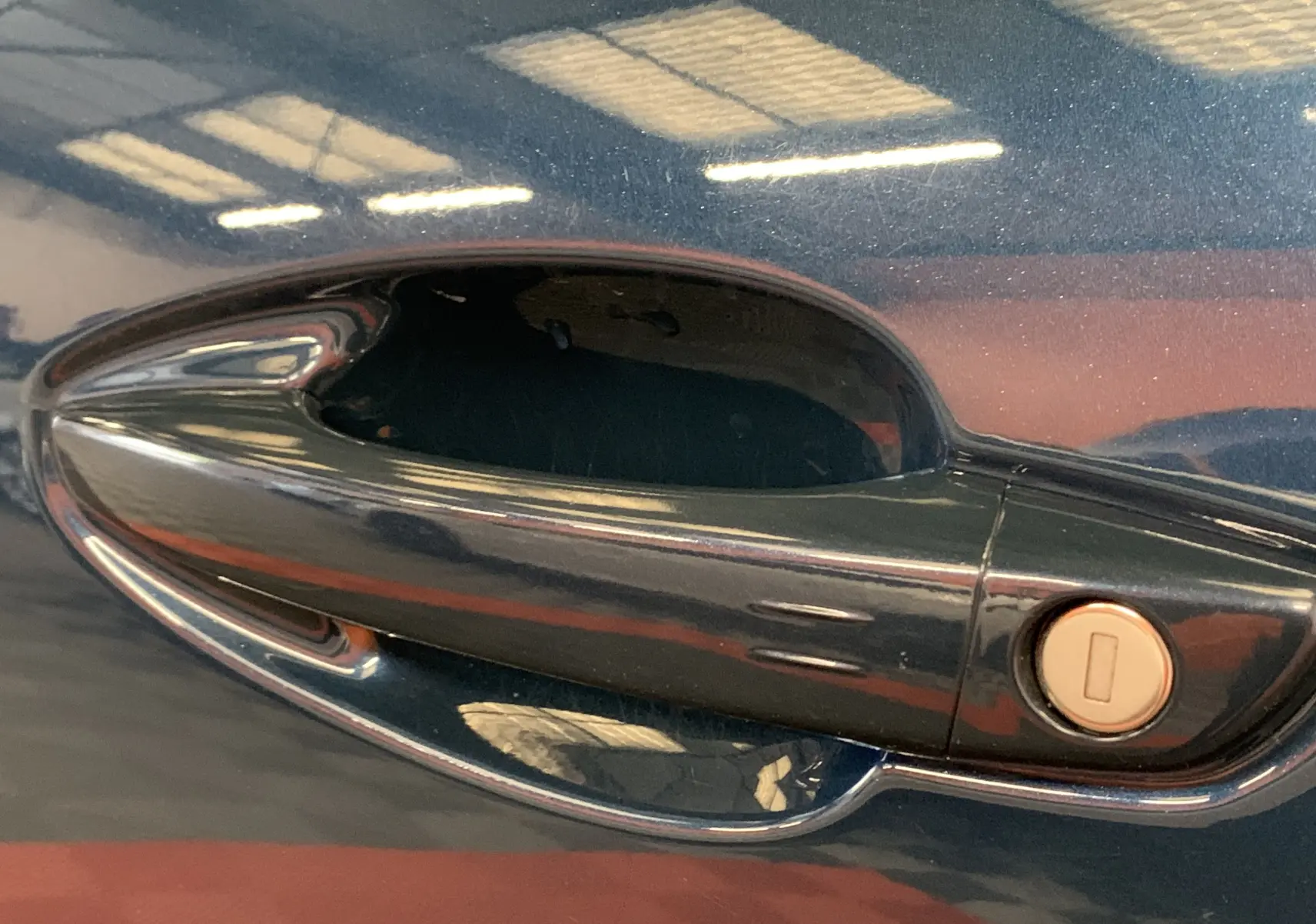 Gros plan sur la poignée de porte côté gauche d’un Peugeot 3008 bleu Célèbes avec serrure intégrée.