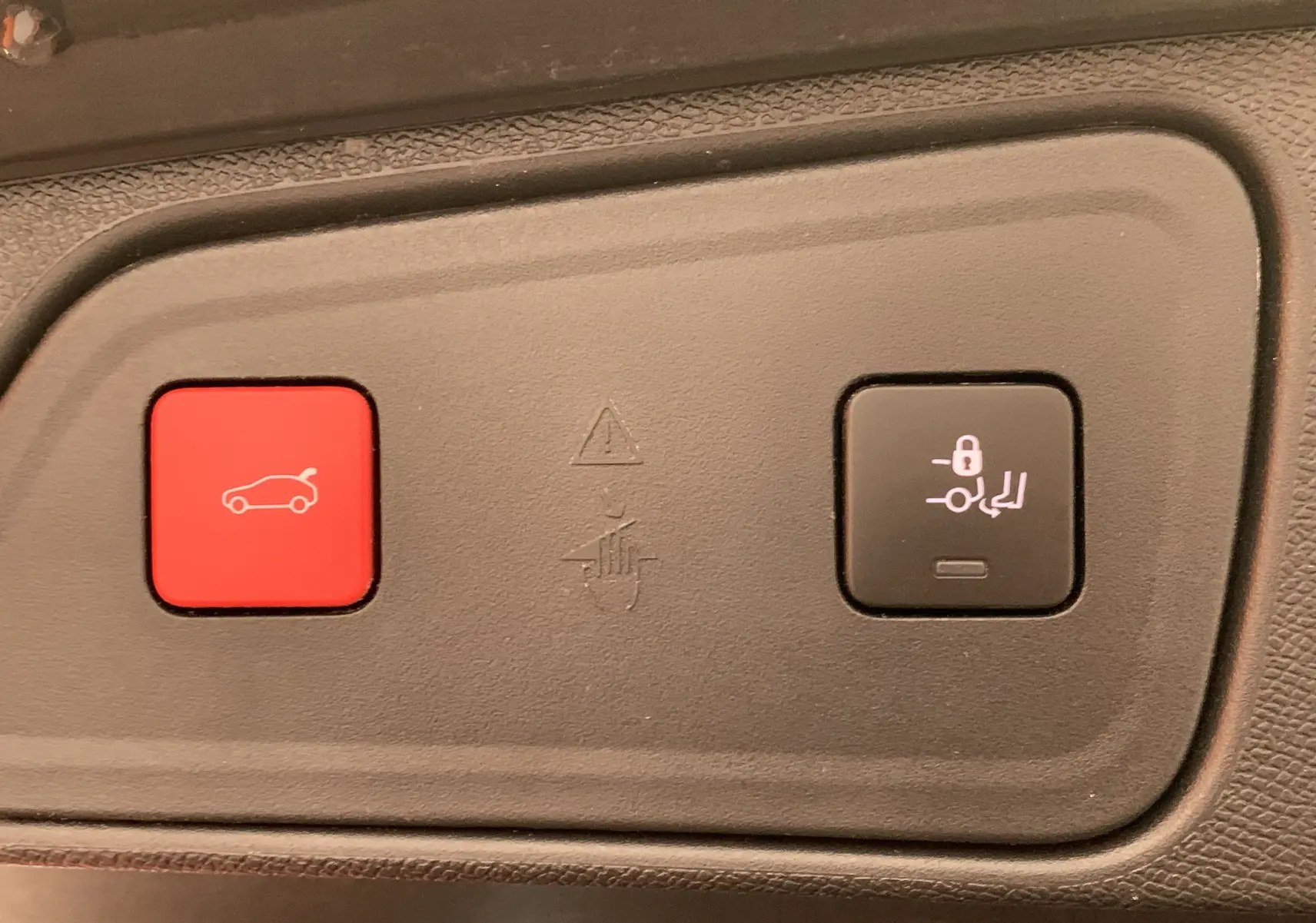 Gros plan sur la roue avant gauche d'un Peugeot 3008 Bleu Célèbes avec jante alliage et pneu Michelin.