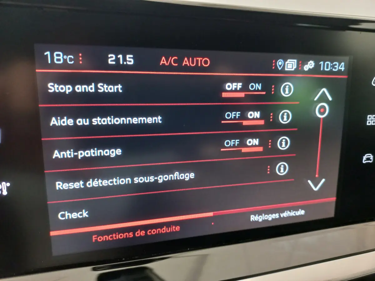 Écran tactile intérieur de la Peugeot 208 blanc, affichant les réglages de conduite avec options activées.
