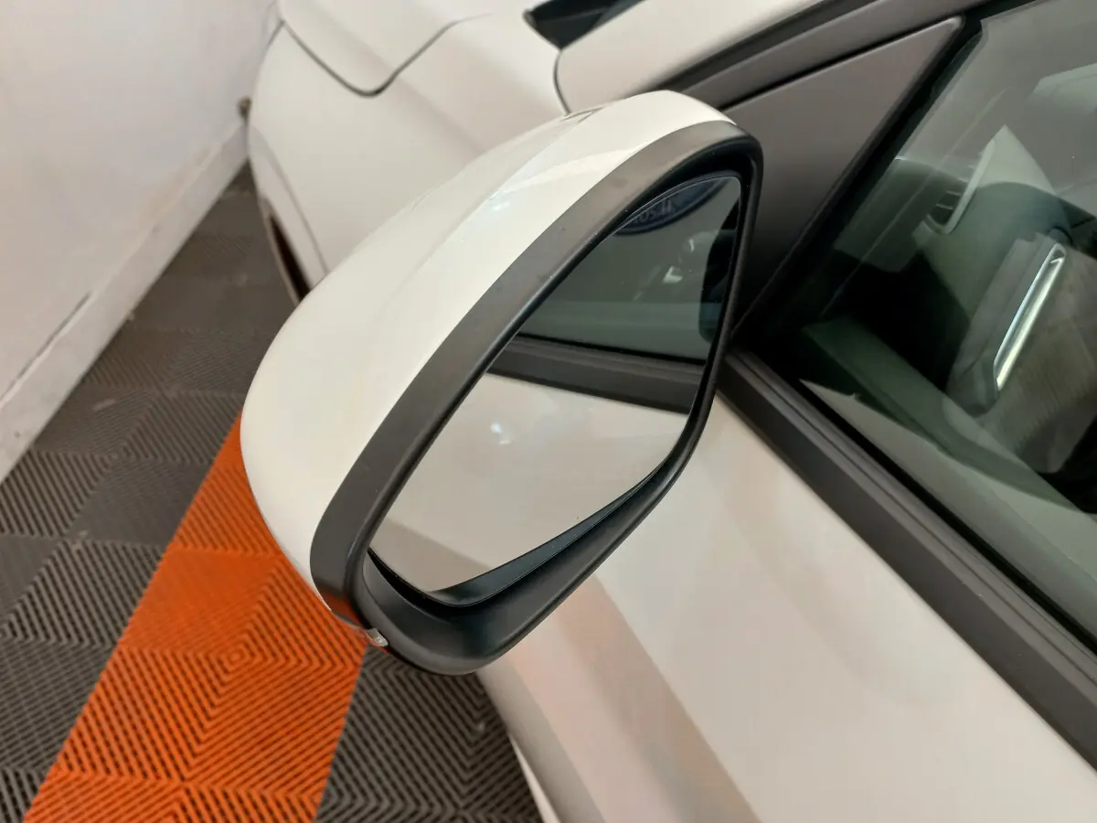 Rétroviseur extérieur côté gauche blanc de la Peugeot 208 PureTech 100 S&S Allure 2021, vue rapprochée en intérieur.