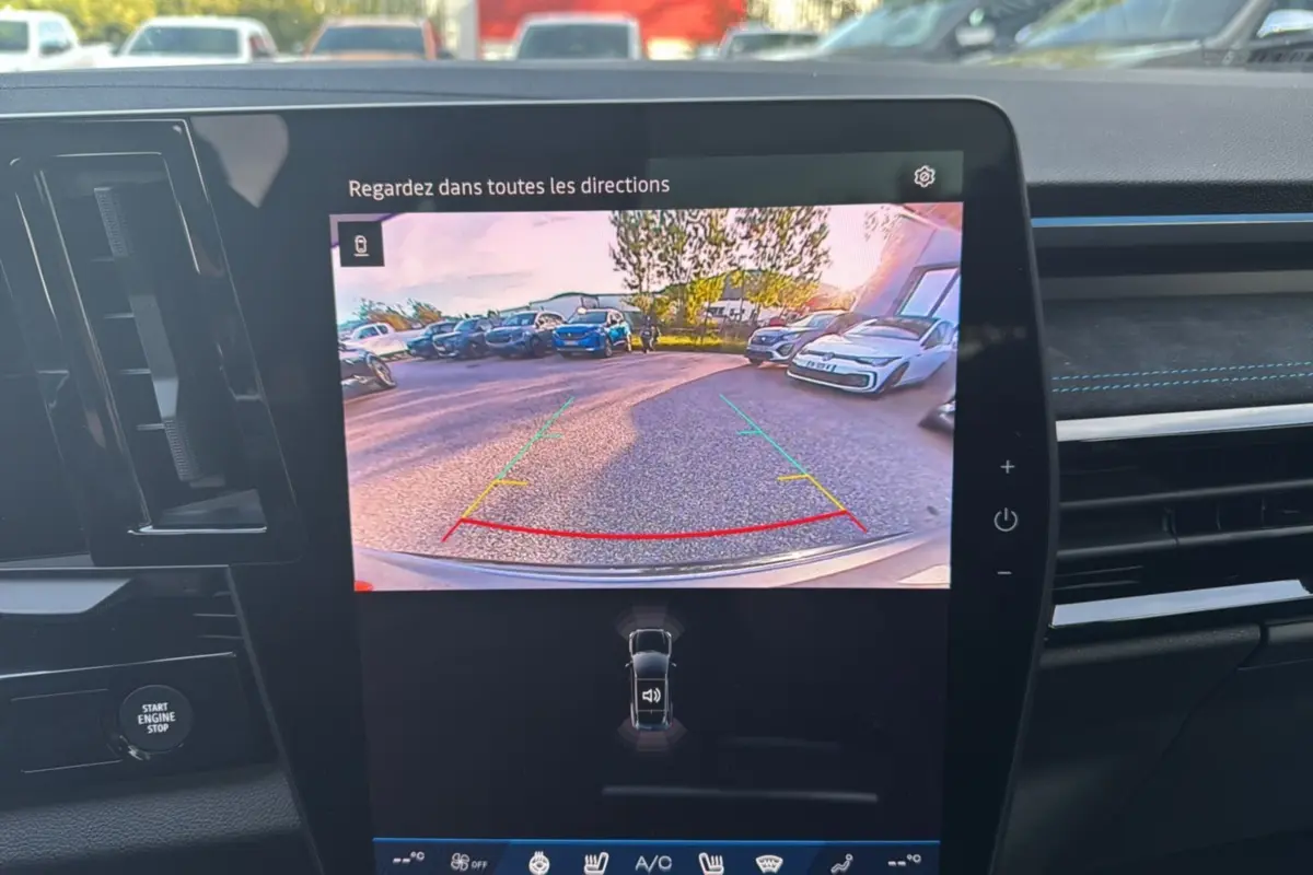 Écran central du Renault Austral New 200 Esprit Alpine noir étoilé montrant la caméra de recul avec guidage.