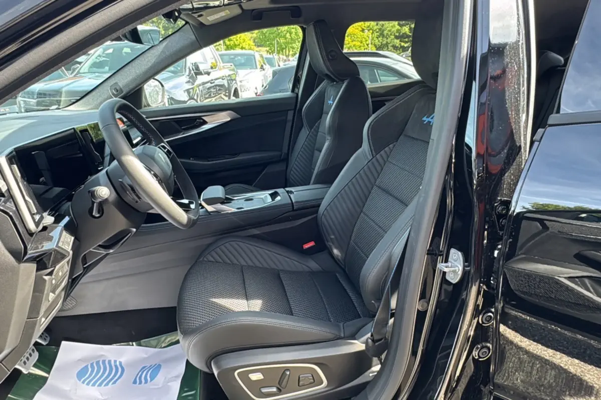 Vue intérieure côté gauche du Renault Austral New 200 Esprit Alpine noir étoilé, sièges sport avec logo Alpine et tableau de bord moderne.