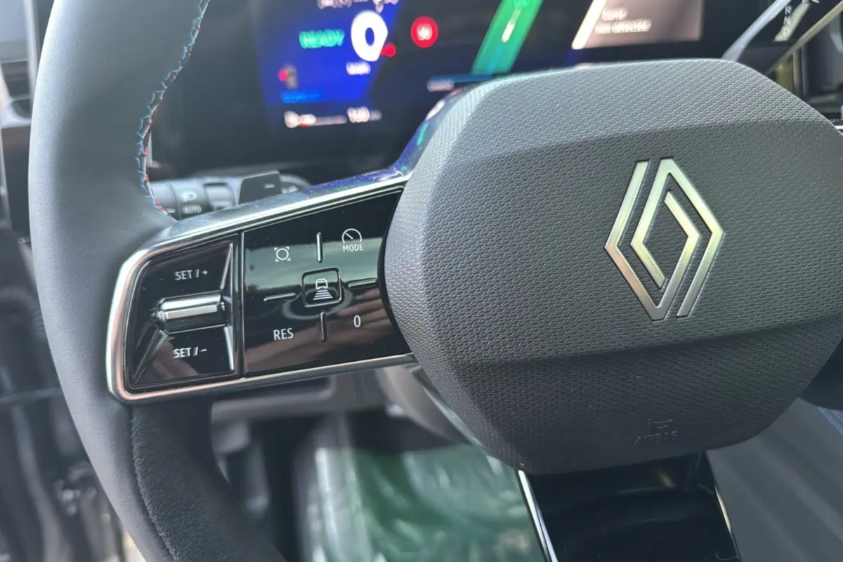 Gros plan sur le volant multifonctions noir du Renault Austral New 200 Esprit Alpine avec logo Renault central.
