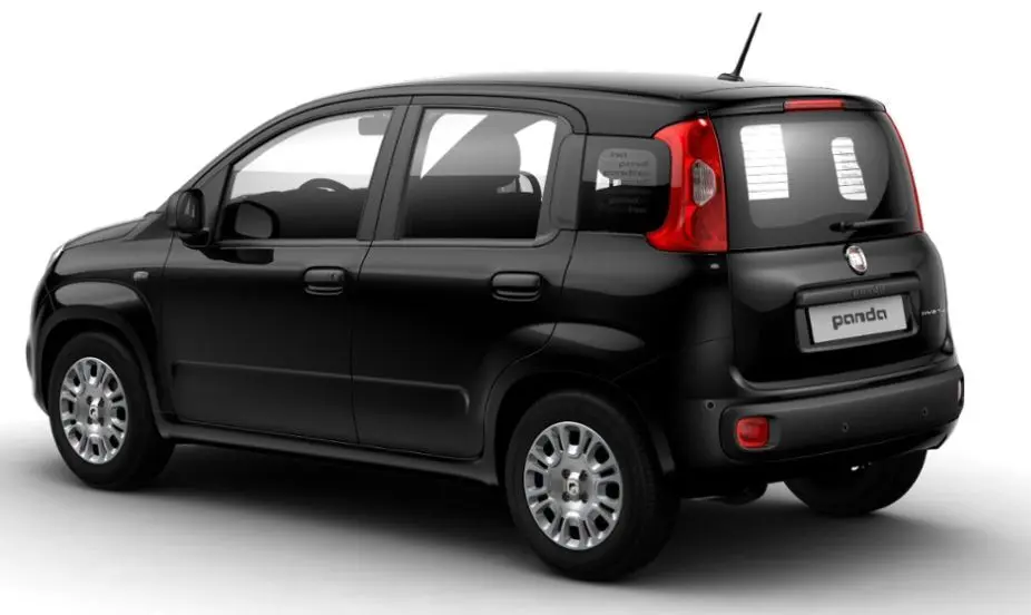 Profil côté gauche d'une Fiat Panda noire 2025, compacte et cinq portes, en présentation showroom intérieur.