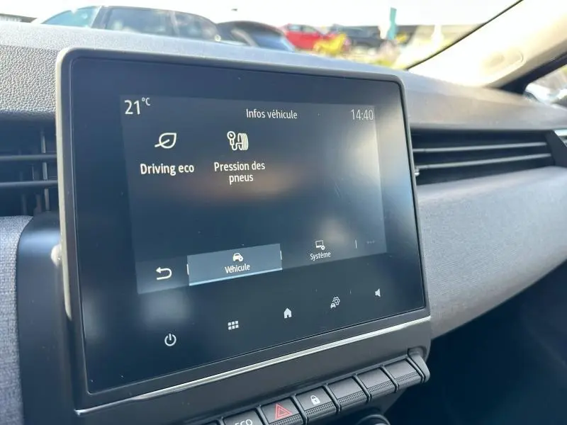 Écran tactile du tableau de bord d'une Renault Clio gris Rafale, affichant les infos véhicule en extérieur.